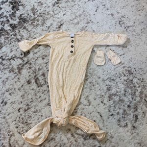 Newborn knotted gown and no scratch mittens
